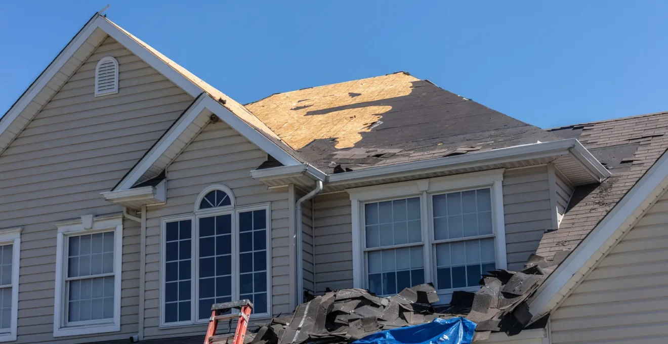 Un entrepreneur et une investisseuse observent une maison familiale à rénover dans un quartier résidentiel d'Orlando, en Floride.
