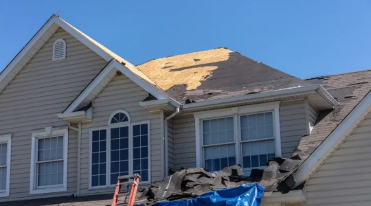 Un entrepreneur et une investisseuse observent une maison familiale à rénover dans un quartier résidentiel d'Orlando, en Floride.
